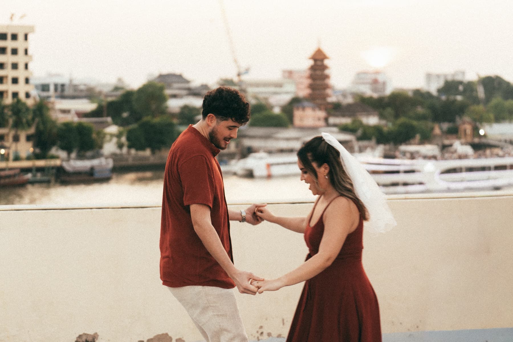 คู่รักเต้นรำบนดาดฟ้า ฉากหลังเป็นเจดีย์และเรือในแม่น้ำเจ้าพระยา